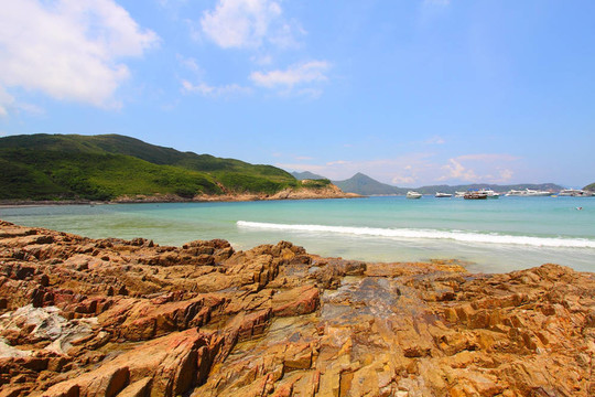 在多巖石的海岸在香港海灘
