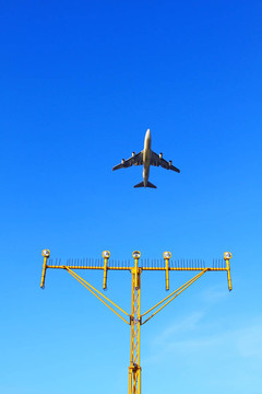 飛機(jī)在機(jī)場(chǎng)上空飛離起飛跑道