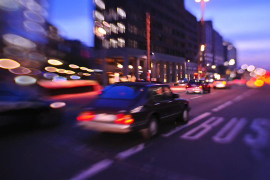 城市夜晚與汽車(chē)運(yùn)動(dòng)模糊光在繁忙的街道