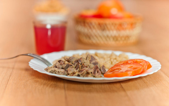 意大利面；燒肉；切片？西紅柿；玻璃汁；蘋(píng)果