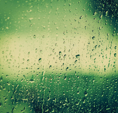 雨后落在玻璃上