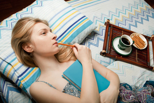 夢中的女孩帶著一杯茶和筆記本