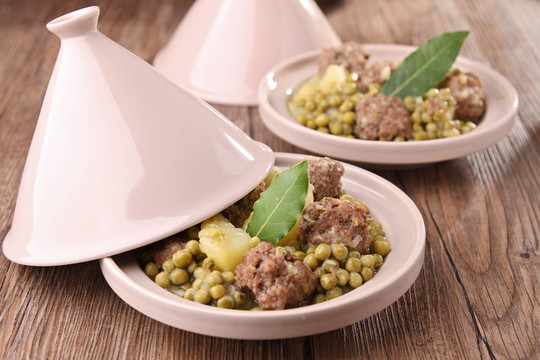 用肉和蔬菜tajine