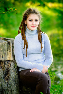 美麗的女孩有長長的頭發(fā)