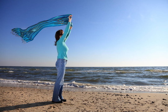 海邊的女人和披肩