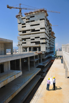 建筑工地上的建筑師團(tuán)隊(duì)