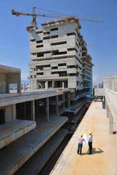 建筑工地上的建筑師團(tuán)隊(duì)