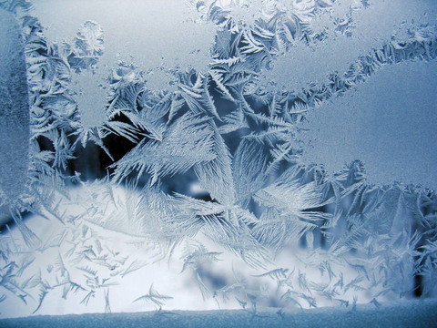 冬季窗上的雪紋
