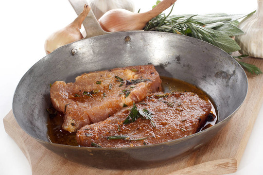 豬里脊肉腌在鍋里加香料