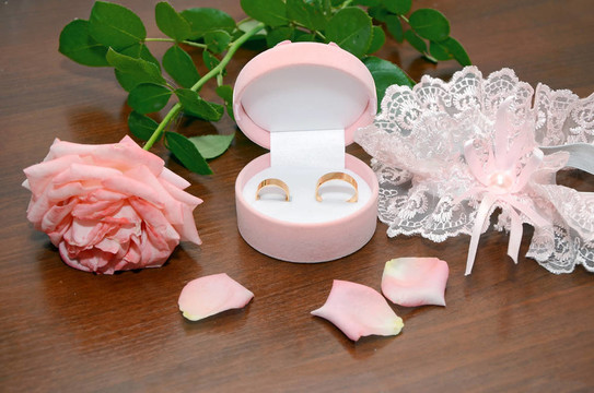 結(jié)婚戒指和玫瑰