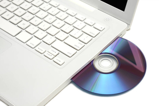 在插槽隔離的DVD磁盤的白色筆記本電腦。