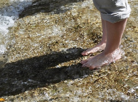 腳趾在水里