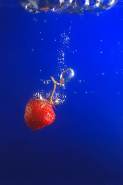 Strawberry在水