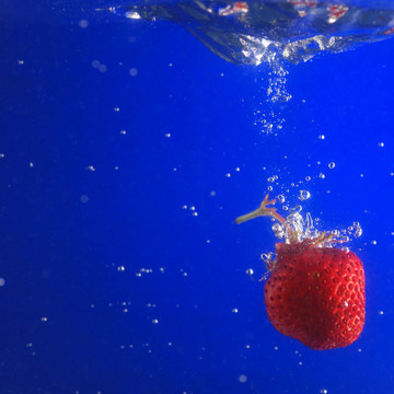 Strawberry在水