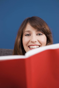 年輕的女孩讀一本書