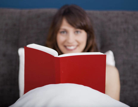 年輕的女孩讀一本書