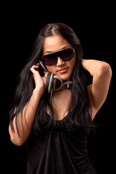 穿黑衣服的女DJ