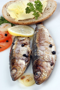 一些剛烤沙丁油魚準(zhǔn)備食物