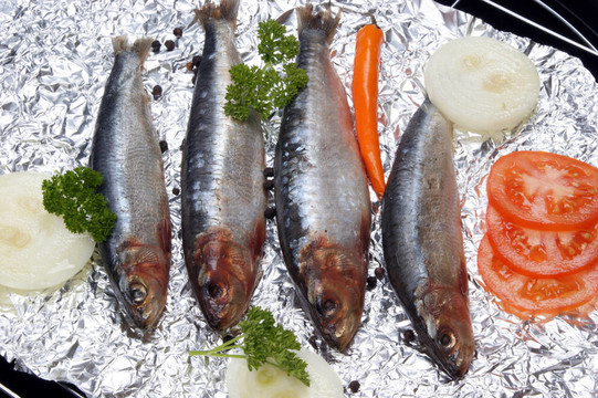 一些新鮮的沙丁油魚烹調(diào)前食物