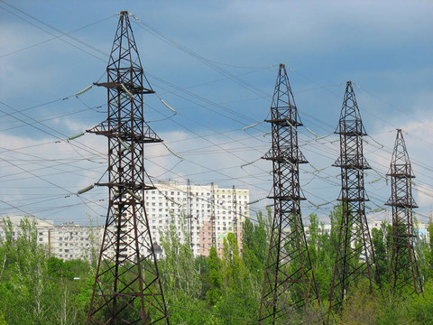 輸電線路和多云的天空