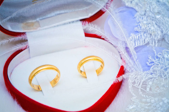 盒子里的金色的結(jié)婚戒指