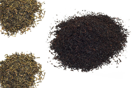 黑白背景的紅茶和綠茶