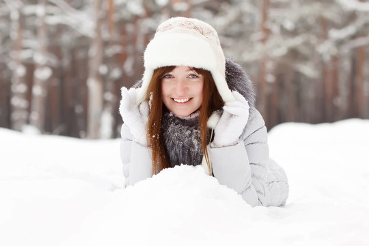 躺在雪上的女孩