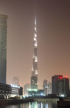 Burj Khalifa在夜間照明。迪拜；阿拉伯聯(lián)合酋長國
