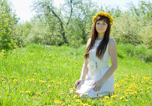 快樂的女孩在蒲公英花環(huán)
