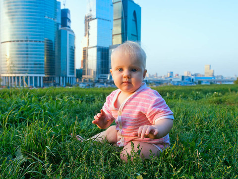大城市里的小嬰兒