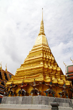 在Wat Phra Kaeo華麗的金色佛塔；宏偉的宮殿（曼谷）