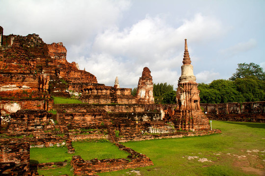 在Wat chaiwattanaram寺塔；Ayutthaya；泰國