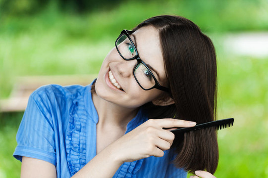 畫像年輕漂亮女孩眼鏡梳頭發(fā)