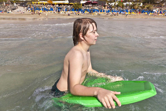 男孩与海洋冲浪板