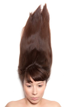 長(zhǎng)著直發(fā)的婦女在地板上伸直