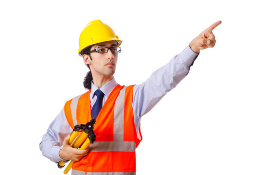 帶硬帽的年輕建筑工人