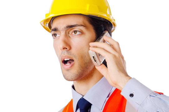 帶硬帽的年輕建筑工人