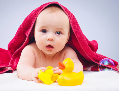 帶橡皮鴨的嬰兒