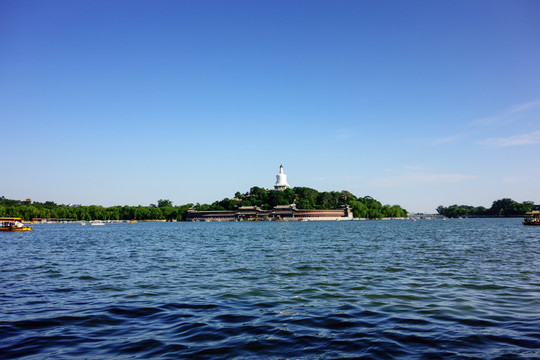 北海公園瓊?cè)A島白塔游廊太液池