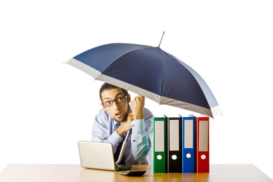 商人手里拿著雨傘在辦公室
