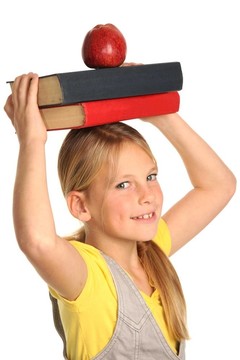 年輕的學(xué)生女孩與書籍和蘋果