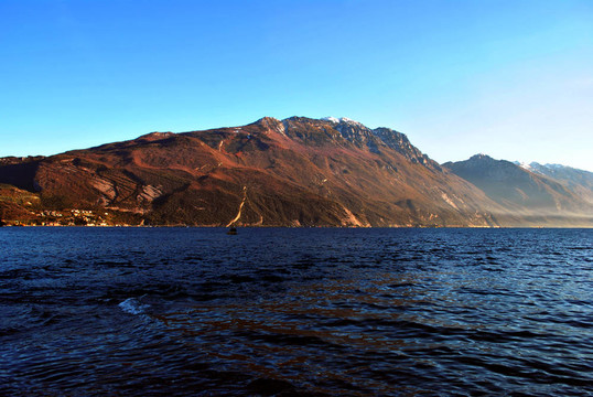 山上的湖