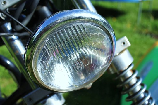 關(guān)閉閃亮的摩托車前照燈