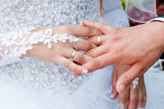 手與結(jié)婚戒指的黃金
