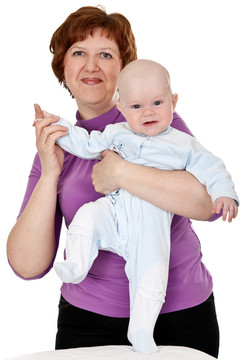外婆帶著一個嬰兒