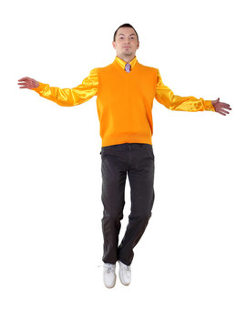 穿著鮮艷的年輕快樂的男人