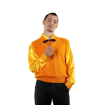 穿著鮮艷的年輕快樂(lè)的男人
