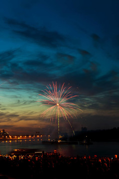 明亮多彩的煙花在夜空