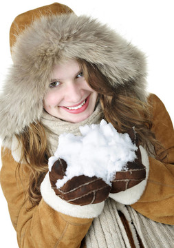 頑皮的冬天的女孩拿著雪