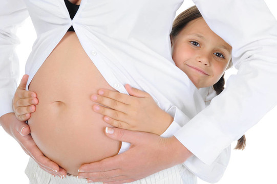 懷孕的女人和她的女兒